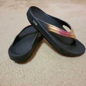 Oofos ladies flip flops size 7